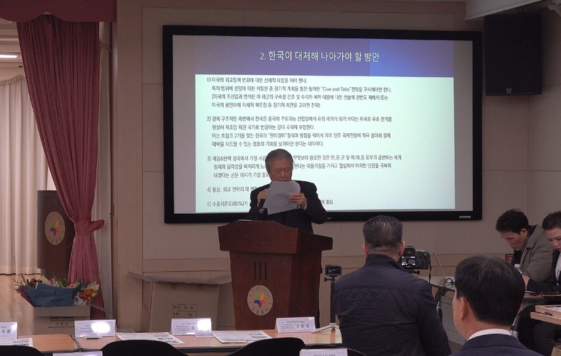 1부 강연 진행 중인 박상원 (사)한·아세안 포럼 이사장