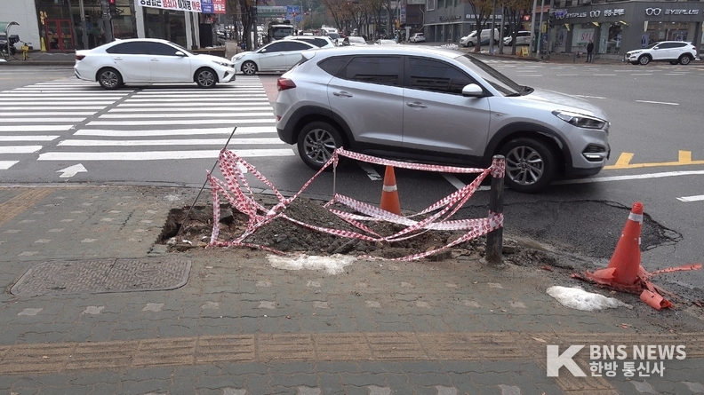 (사진촬영=한국방송뉴스 통신사) 해당 공사현장은 안전관리 소홀로 인해 매우 위험한 모습이다.