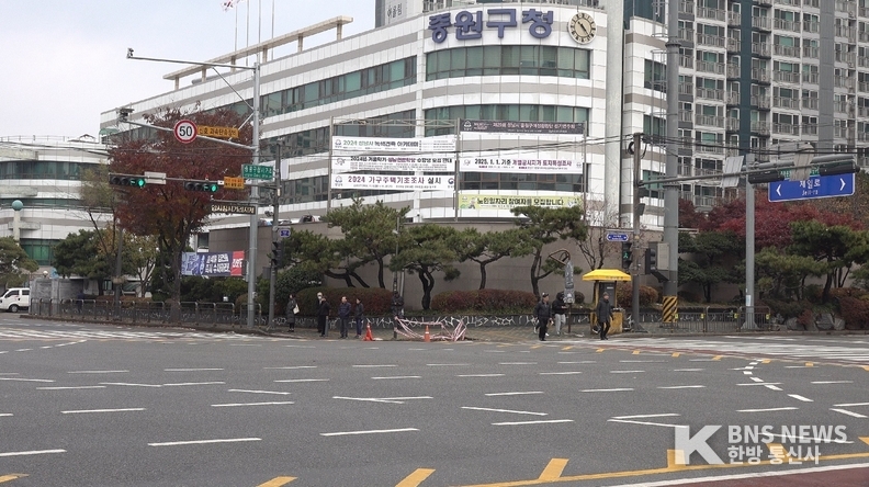 (사진촬영=한국방송뉴스 통신사) 성남시 중원구청 앞 사거리에서 상수도 관련 복구 공사가 진행되고 있는 현장의 모습.