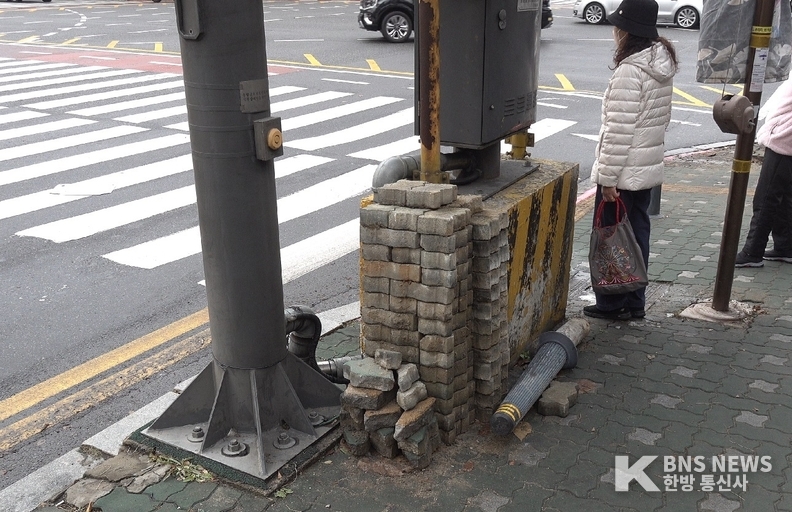 (사진촬영=한국방송뉴스 통신사) 현장 한켠에는 해당 공사로 인해 철거된 보도블럭과 지주대가 아무런 조치도 없이 방치되고 있다.