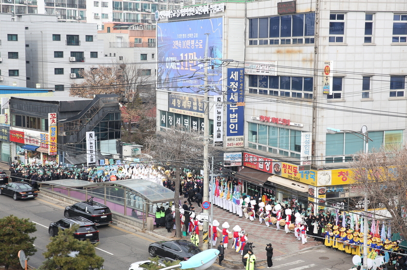 사진제공 신천지=25일_경기도_수원시_장안구_신천지_수원교회에서_열린_‘성탄_기념_예배’에서_성도들이_환영_도열을_하고_있다