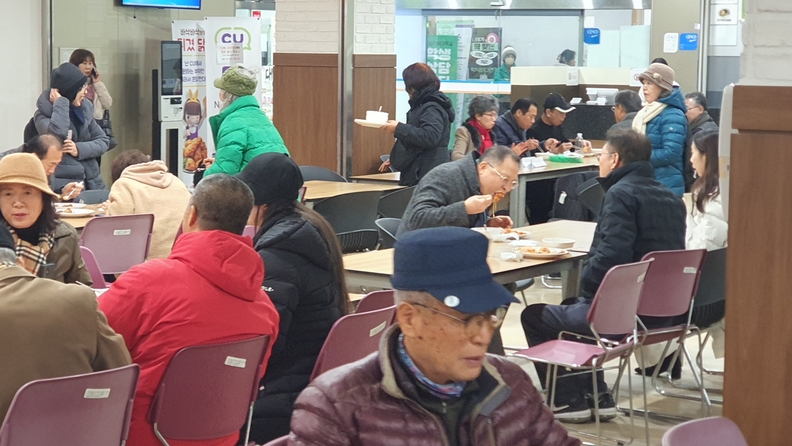 한밭대학교 구내식당에서 식사 중인 맨발걷기국민운동본부 회원들