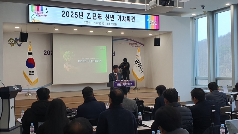 (사진촬영=한국방송뉴스 통신사) 광주시청 8층 순암홀에서 기자회견을 열고 있는 방세환 시장의 모습.
