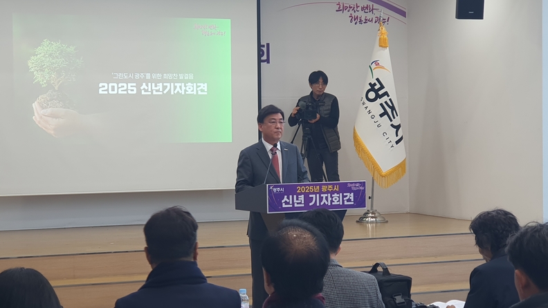 (사진촬영=한국방송뉴스 통신사) 기자회견장에서 기자들의 질문을 받고 있는 방 시장의 모습.