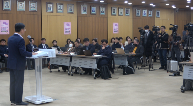 (사진촬영=한국방송뉴스 통신사) 신상진 시장이 올해 정책 계획에 대해 설명 중에 있다.