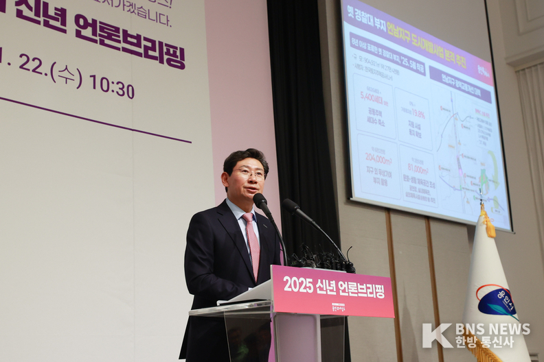 (사진출처=용인특례시) 이상일 용인특례시장이 22일 신년 기자간담회에서 시정 계획을 발표하고 있다.