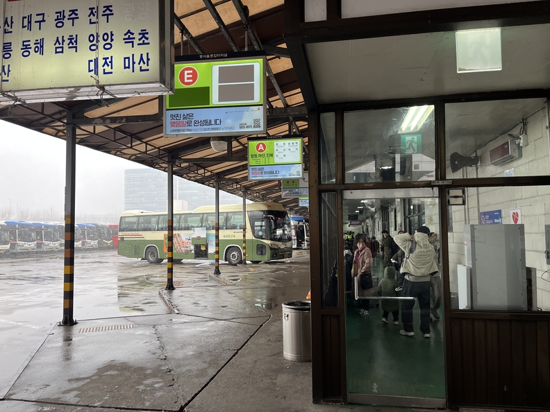 (사진촬영=한국방송뉴스 통신사) 동서울터미널 고속버스 승차장 전경