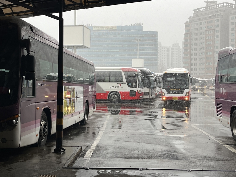 (사진촬영=한국방송뉴스 통신사) 동서울터미널 시외버스 승차홈으로 들어오는 버스