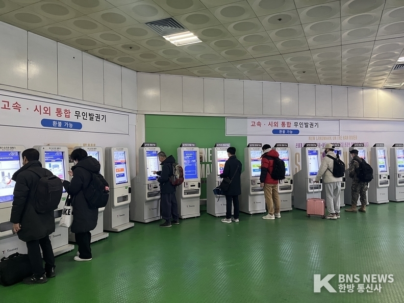 (사진촬영=한국방송뉴스 통신사) 동서울터미널 고속∙시외 통합 무인발권기에서 귀성객들이 표를 예매하는 모습.