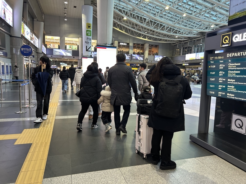 (사진촬영=한국방송뉴스 통신사) 용산역에서 이동하는 귀성객들