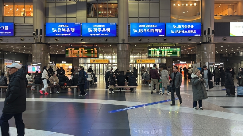 (사진촬영=한국방송뉴스 통신사) 용산역 KTX 대합실에서 기차를 기다리는 사람들