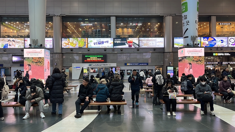 (사진촬영=한국방송뉴스 통신사) 용산역 KTX 대기공간에서 기차를 기다리는 시민들