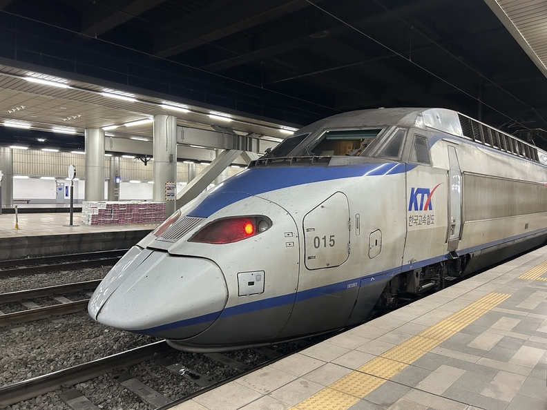 (사진촬영=한국방송뉴스 통신사) 탑승객을 기다리는 KTX 기차