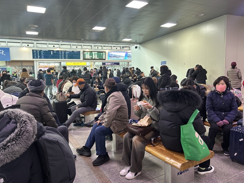 (사진촬영=한국방송뉴스 통신사) 서울역 기차 대기공간에 앉아 있는 사람들