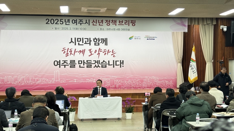  (사진촬영=한국방송뉴스 통신사) 이충우 여주시장이 신년 정책 브리핑에서 질의응답을 하고 있다.