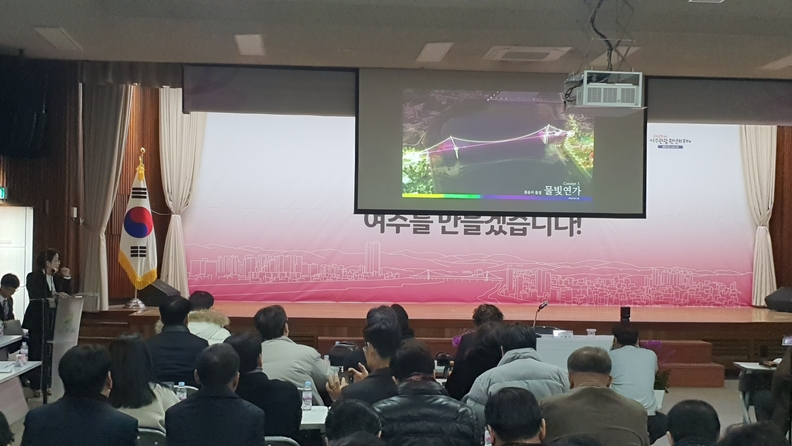 (사진촬영=한국방송뉴스 통신사) 여주 남한강 출렁다리 미디어 파사드 시연 영상