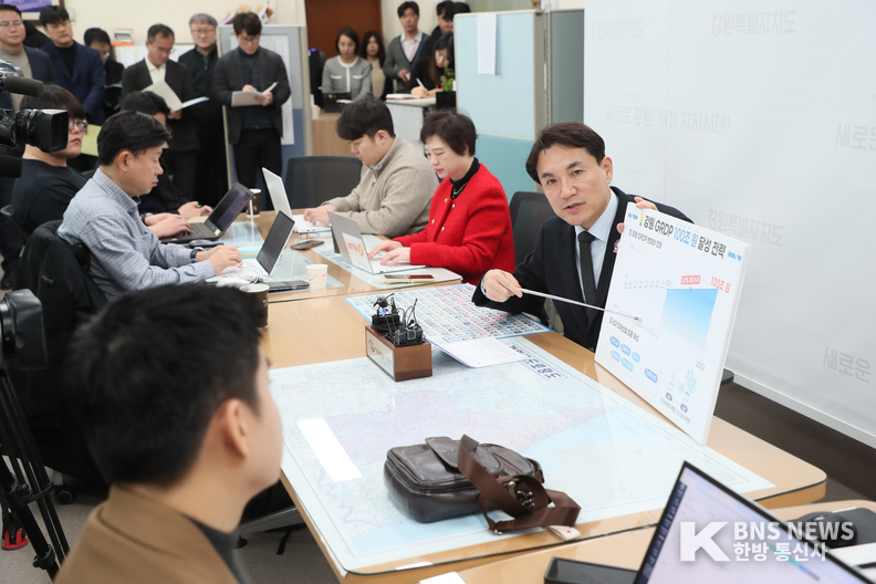 김진태 강원도지사가 강원도청 기자실에서 기자 간담회를 진행하고 있다. (출처=강원특별자치도)