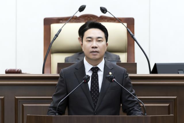 사진제공 김포시의회=18일 열린 임시회의에서 5분발언을 하고있는 배강민 김포시의회 부의장