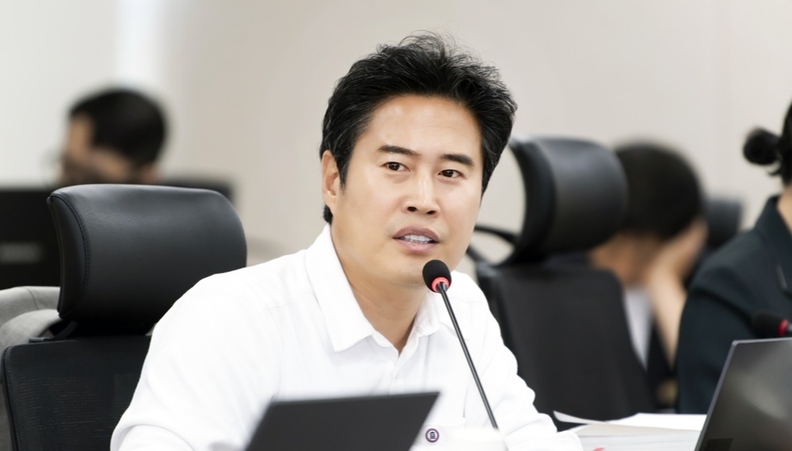 (사진자료=김포시의회) 오강현 의원이 발의하고 있는 모습.