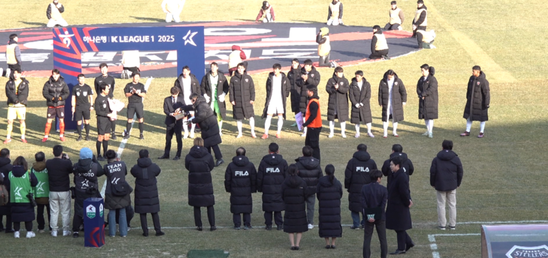 (사진제공=춘천시청) 강원FC와 포항스틸러스 선수들이 경기 전 대기하고 있다.