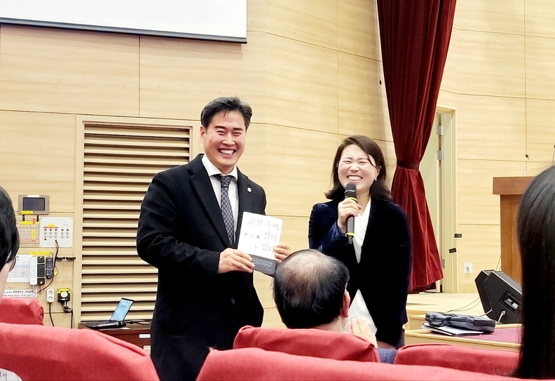 오강현의원이 지난 4일 국회 대강당에서 저자 사인회를 맞친 후 참석자들과 기념 촬영을 하고있다.