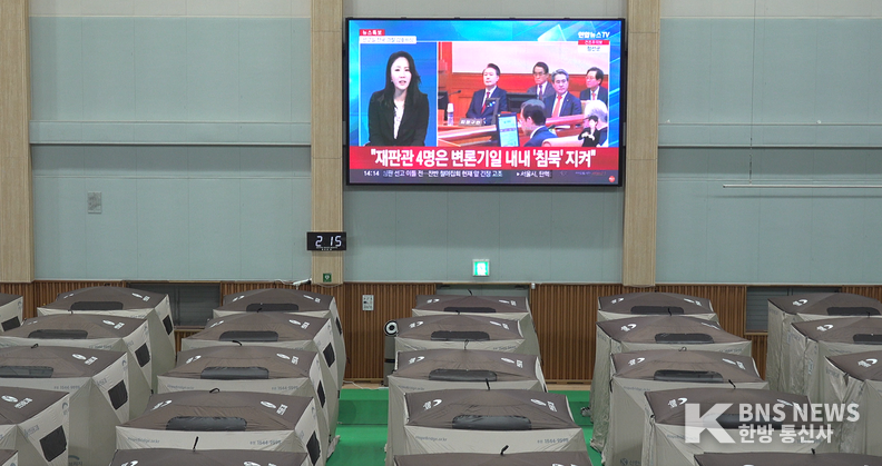 (사진=한방통신사) 청송국민체육센터에 구비된 임시 거처에서 이재민들이 숙식을 해결하고 있다.