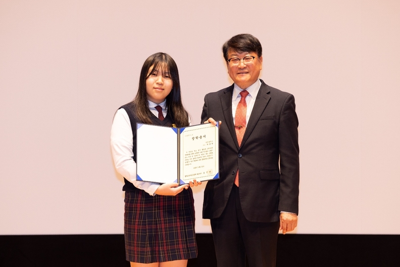 (사진자료=행복교육이음공동체) 학생과 함께 기념사진을 찍고있는 오석진 대표.