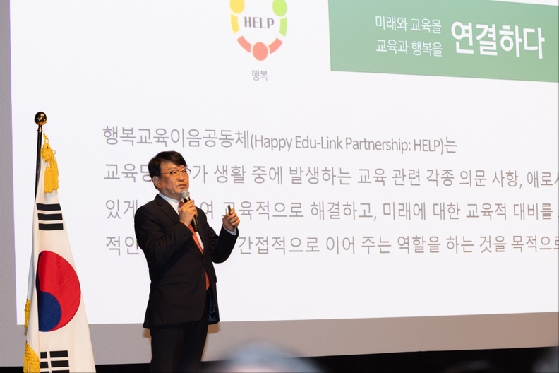 (사진자료=행복교육이음공동체) 교육주제로 강연을 하고 있는 오석진 대표.