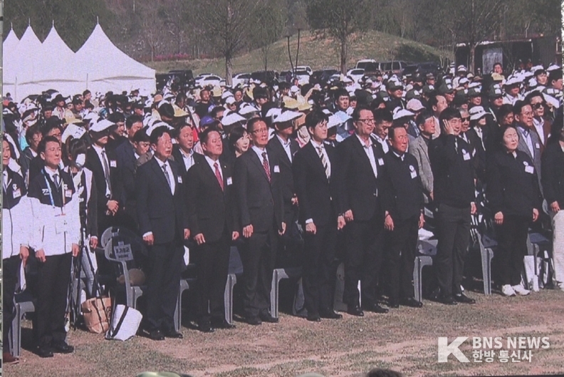 (사진자료=한국방송뉴스 통신사) 왼쪽부터 김성중 경기도 행정1부지사, 서태원 가평군수가 국민의례를 준비중이다.