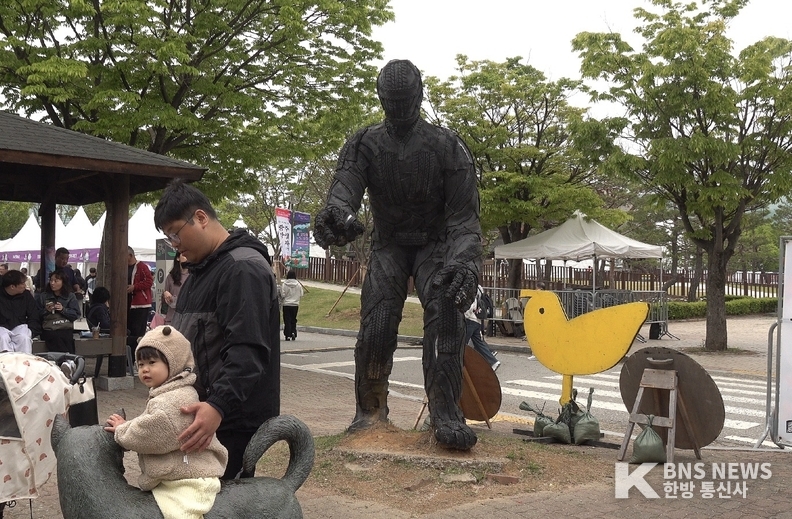 (사진촬영=한국방송뉴스 통신사) 폐타이어로 만든 조각상의 모습.