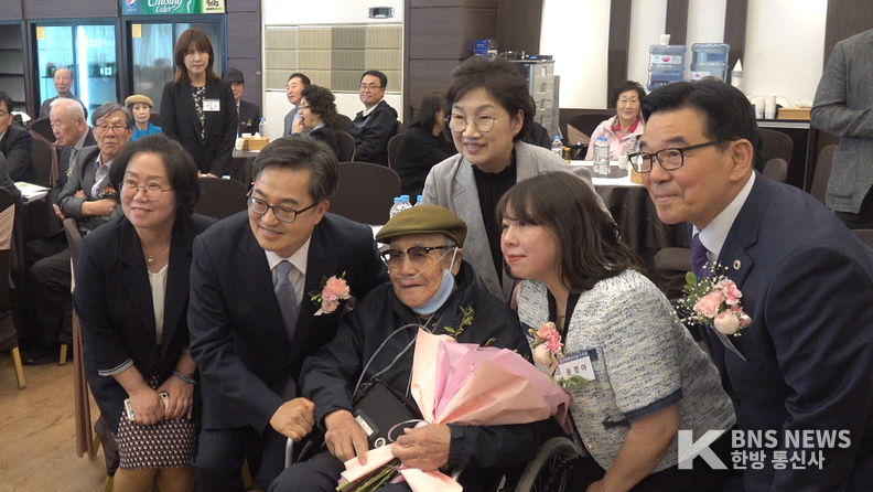 (사진=한방통신사) 효행 유공자 윤경아씨와 행사에 참여한 부친의 기념촬영 모습