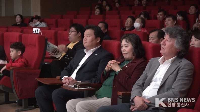 (사진촬영=한국방송뉴스 통신사) 공연 관람을 하고 있는 임병택 시장.