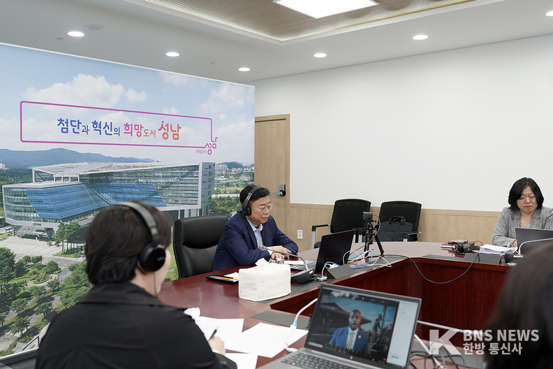 (사진=성남시 제공) 14일, 신상진 성남 시장이 미국 노스캐롤라이나주 하이포인트시와의 화상회의에 참여하고 있다.