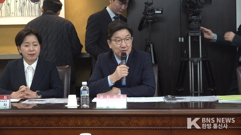 (사진촬영=한국방송뉴스 통신사) 권성동 원내대표가 김문수 후보를 지지하고 있다.