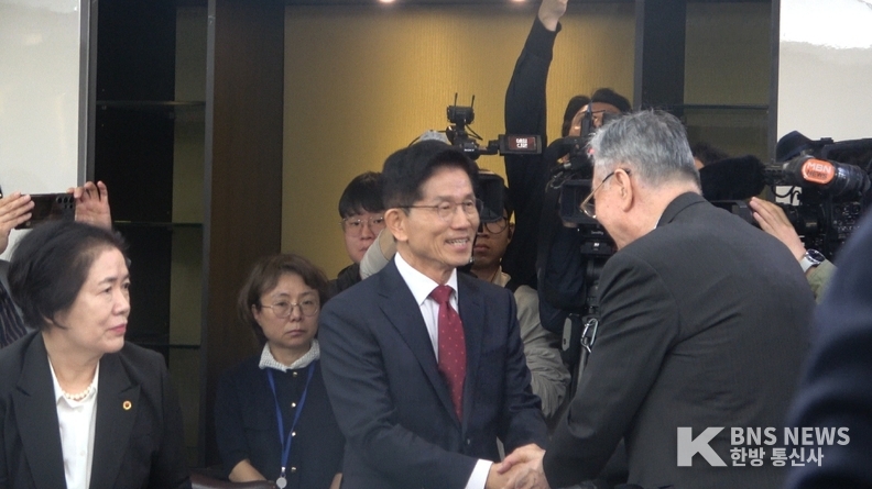 (사진촬영=한국방송뉴스 통신사) 김문수 대선후보가 대한노인회 이중근 회장과 인사를 하고 있다.