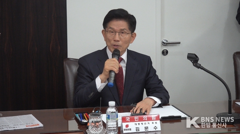 (사진촬영=한국방송뉴스 통신사) 김문수 대선후보가 공약을 설명하고 있다.