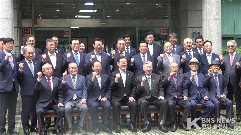 (사진자료=한국방송뉴스 통신사) 대한노인회 이중근 회장, 이재명 대선후보가 함께 기념사진을 촬영중이다.