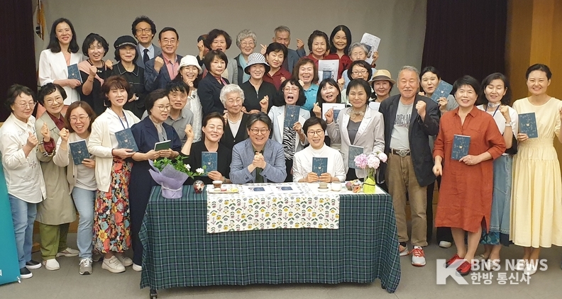 (사진촬영=한국방송뉴스 통신사) 고두현 시인과 한국시낭송협회 김경복 회장 등이 축하사진을 촬영중이다.