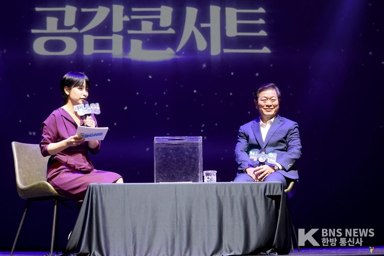 (사진=광명시 제공) 공감 토크콘서트에서 시민들과 소통하고 있는 박승원 광명 시장의 모습