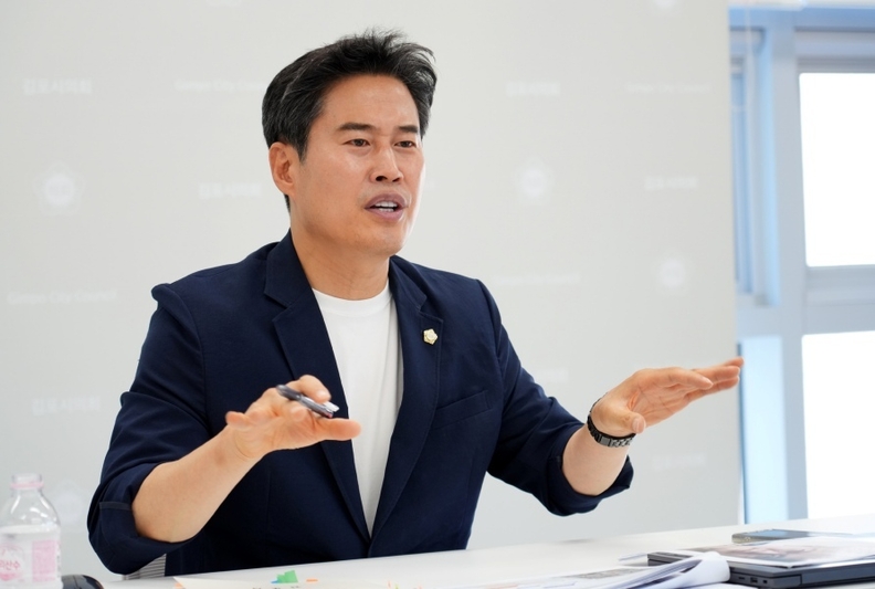 사진촬영 신유철 기자=한국방송뉴스통신사// 오강현 시의원이(더불어 민주당) 지난 7월12일 제259회 정례회 시정질의 내용을 기자들에게 설명 하고있다.
