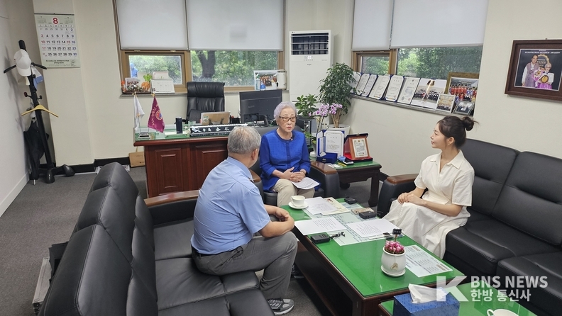 (사진=한방통신사) 11일, (사)대한노인회 제주특별자치도연합회관에서 김인순 연합회장과의 인터뷰가 진행되고 있다.