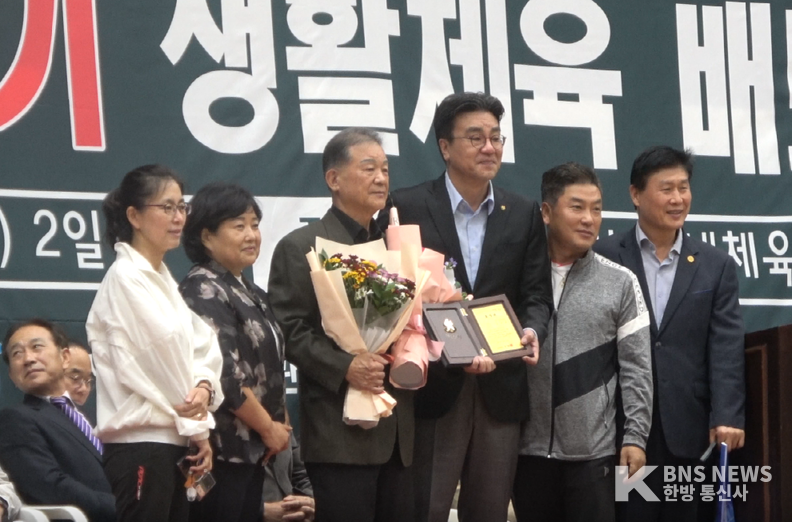(사진=한방통신사) 성남시장 표창을 받은 성남시배드민턴협회 남병학 고문의 모습.