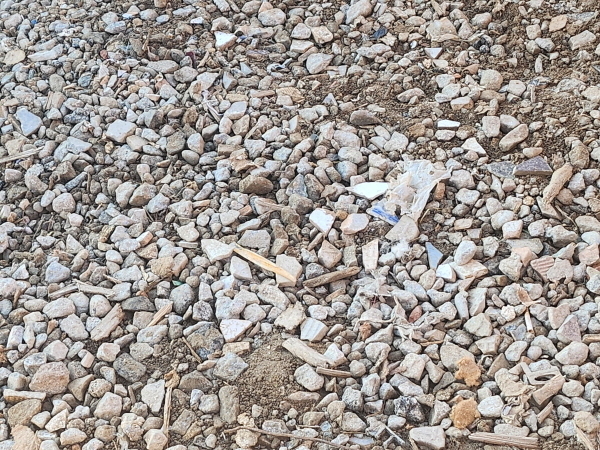 현장 바닥 곳곳에 <strong>건설 폐기물과 생활쓰레기가 섞인 순환골재</strong>