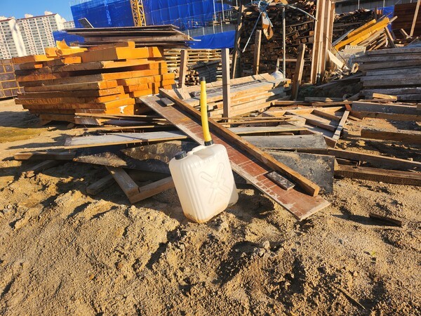 위험물 보관함에 들어 있어야할 폭팔성 휘발유통이 건설 폐기물과 함께 무단 방치 되여있다