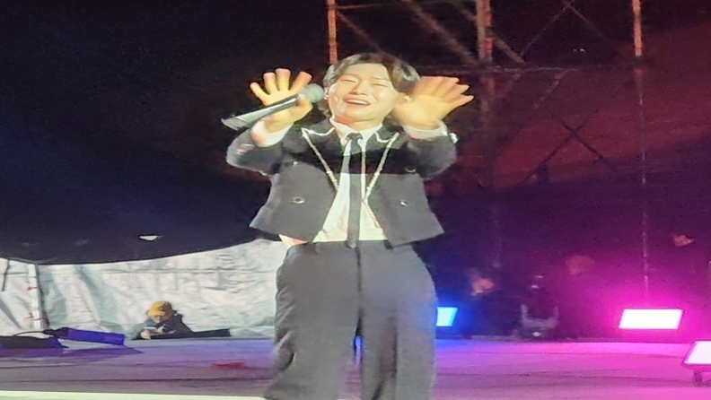 사진촬영=신유철 기자// 제주 들풀축제 행사장에서 김용빈을 외치는 펜카페 회원들에게 손을 흔들며 답례하고있다.