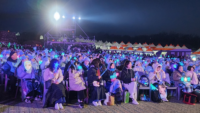 사진촬영=신유철 기자// 대구에서 제주까지 달려온 김용빈 펜, 클럽회원들이 행사장에서 김용빈을 외치며 환호 하고있다.