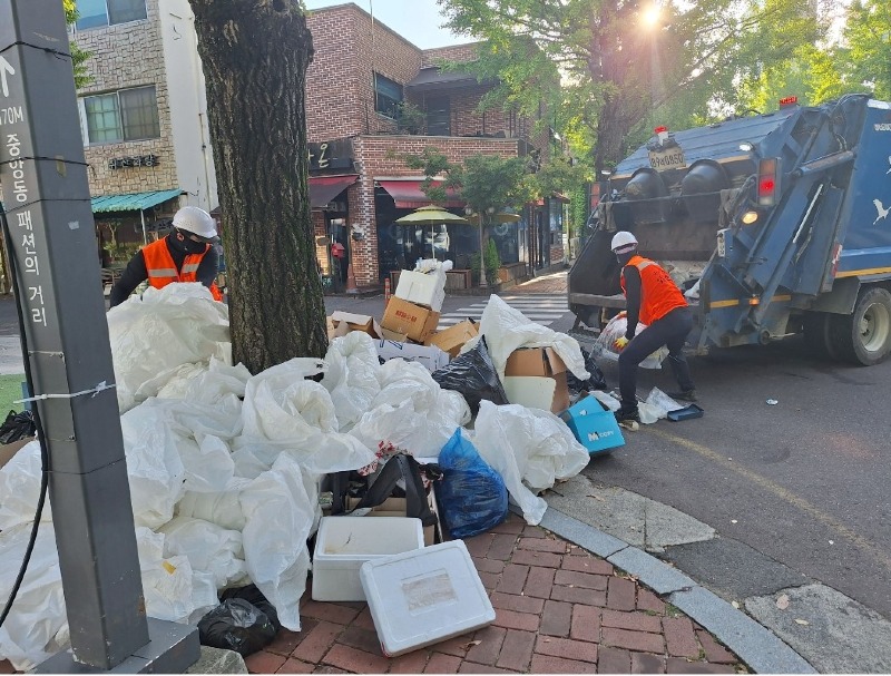 환경미화원이 종량제봉투, 재활용쓰레기, 무단투기가 혼재되어 있는 현장에서 종량제봉투를 분리하여 수거 하고 있다.jpg