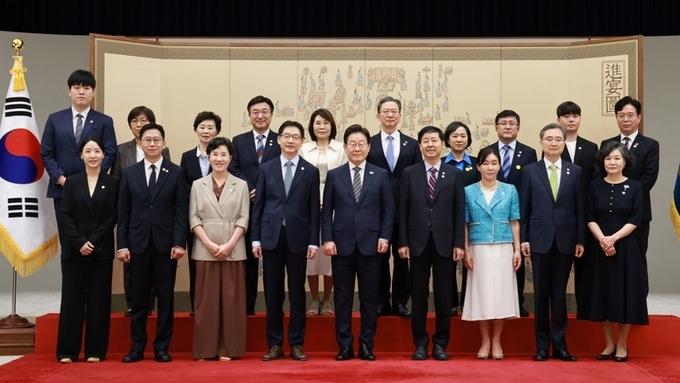 이재명 대통령, 기재·과기·외교·법무·행안·복지·환경·고용 장관 등 임명장