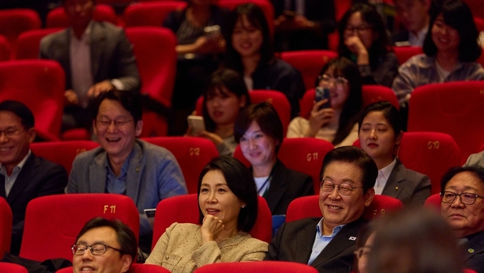 이재명 대통령, 부산국제영화제 상영작 ‘극장의 시간들’ 관람