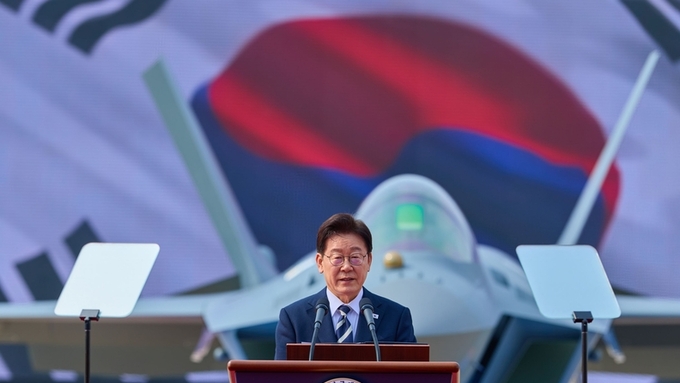 이재명 대통령 KF-21 양산1호기 출고식서 “역사적 순간”